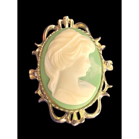 Vintage Signed Gerrys Brooch Pin Cameo White on Green Goldtone 2.25" x 1.5" - Picture 1 of 7